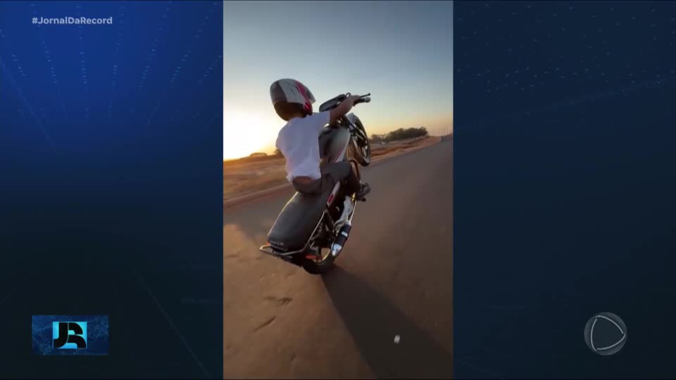 Criança de 10 anos é flagrada fazendo manobras perigosas em moto