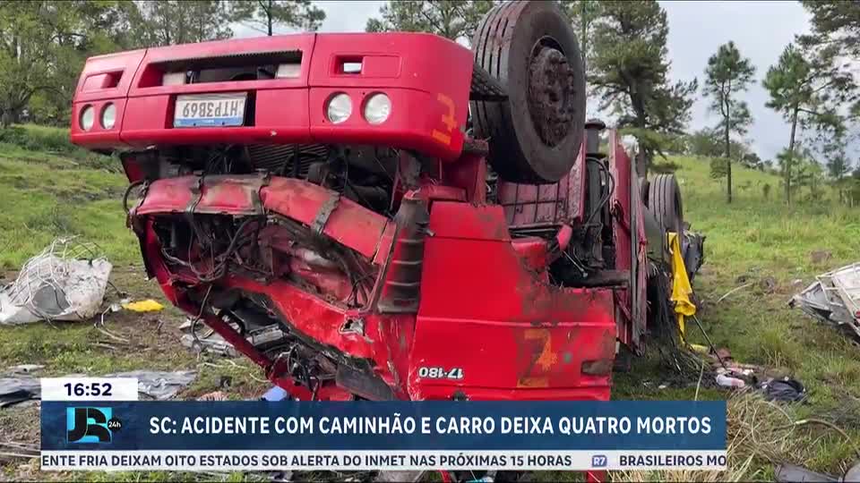 SC: acidente com caminhão e carro deixa quatro mortos