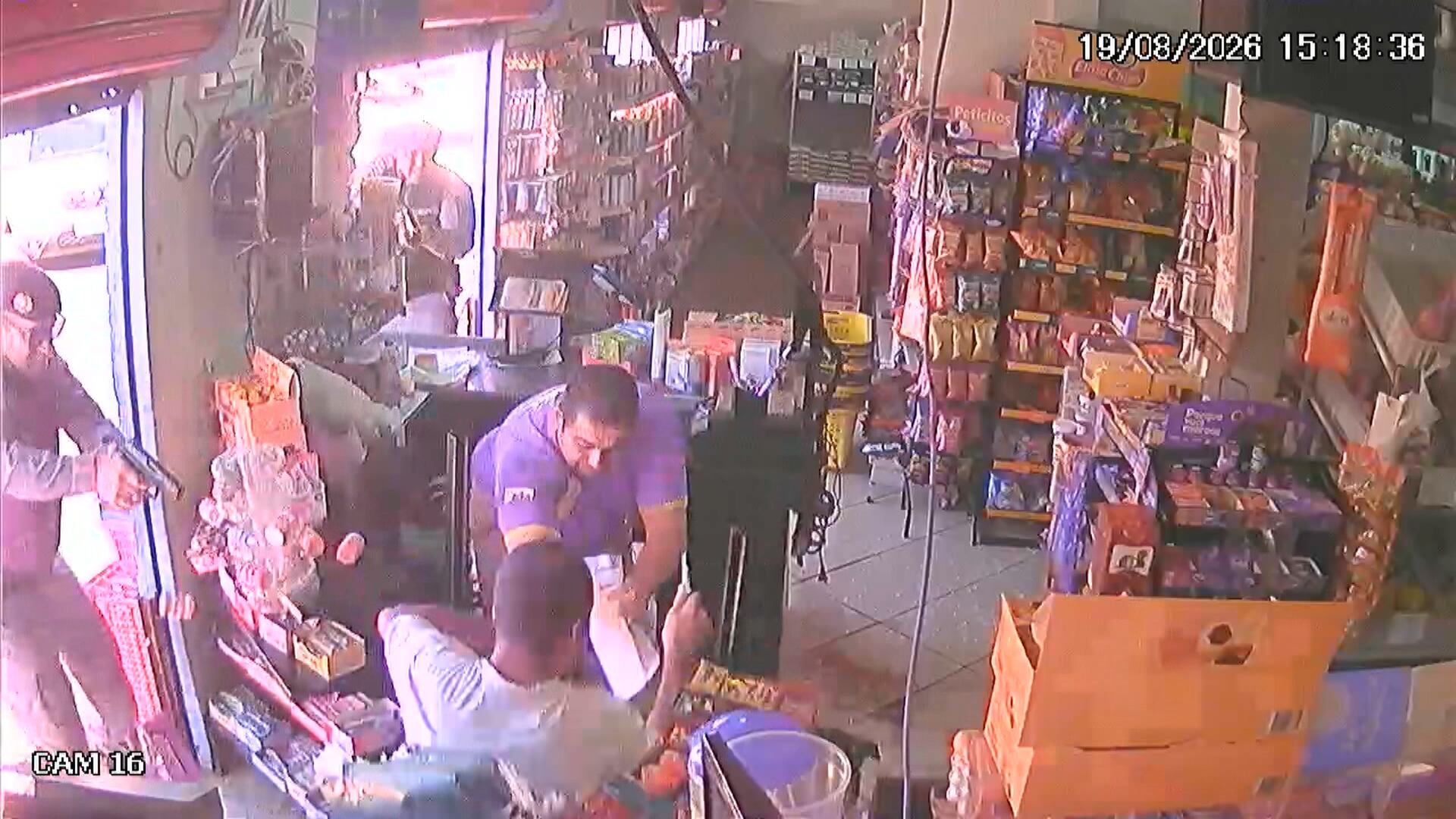 Policial mata homem que ameaçou pessoas com faca em supermercado