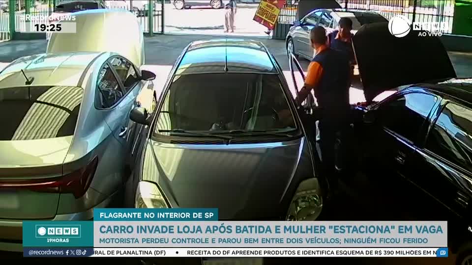 Carro invade loja após batida e mulher 'estaciona' em vaga
