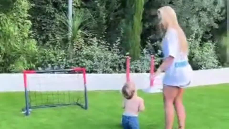 Virginia e Vini Jr. ensinam filho caçula da influenciadora a jogar futebol