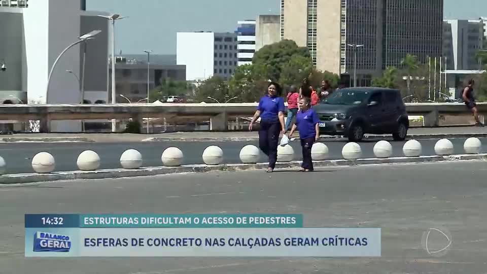 Pedestres criticam instalação de esferas de concreto na Rodoviária do Plano Piloto