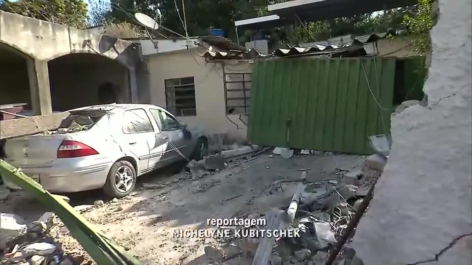 Defesa Civil interdita casa após caminhão desgovernado invadir imóvel na Grande BH