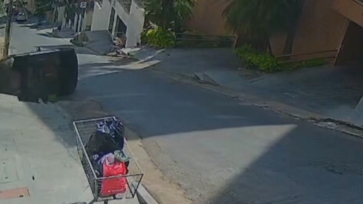 Motorista tenta subir rua íngreme mas perde controle de carro e capota em Belo Horizonte