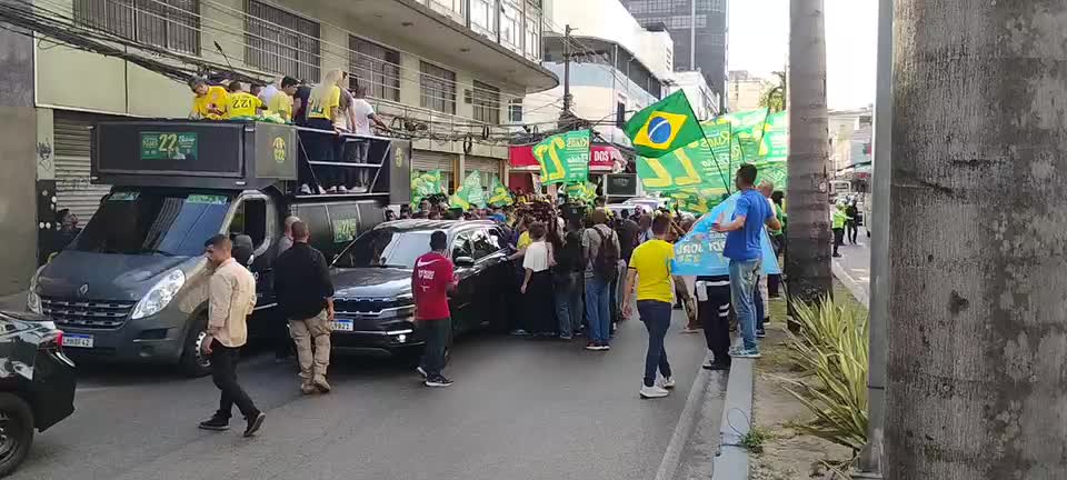 Flávio Bolsonaro faz evento de campanha no Rio de Janeiro; veja