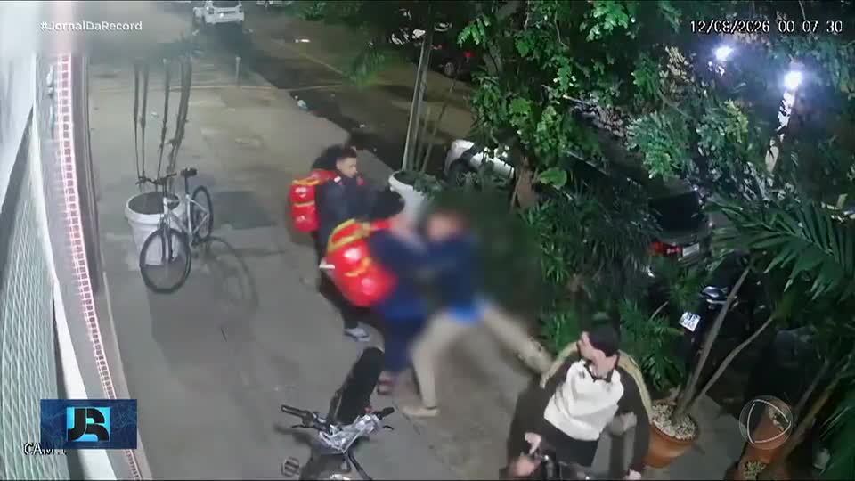 Homem é linchado em Copacabana após ser confundido com ladrão; um dos quatro agressores é preso