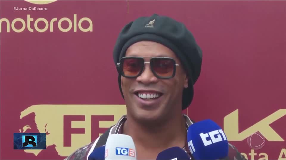 Ronaldinho Gaúcho vai voltar aos gramados 11 anos depois de se aposentar