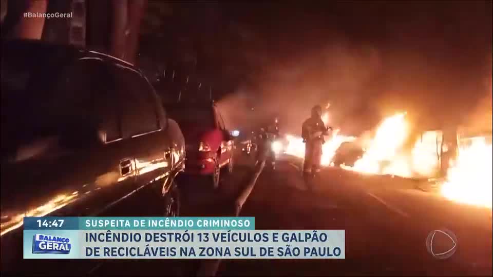 Incêndio destrói 13 carros e galpão de reciclagem em Paraisópolis, SP