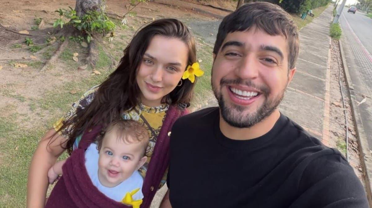 Sola no chão, salto na mão: Rafa Kalimann estreia com mico de figurino em Barretos