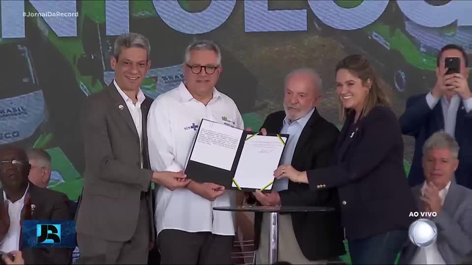 Lula participa de entrega de 400 unidades móveis para tratamento dentário no interior de São Paulo