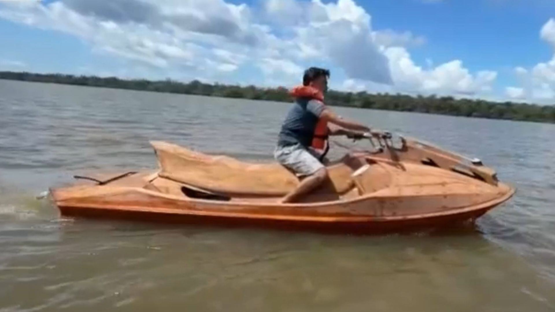 Homem constrói moto aquática de madeira no interior do Pará e surpreende com inovação