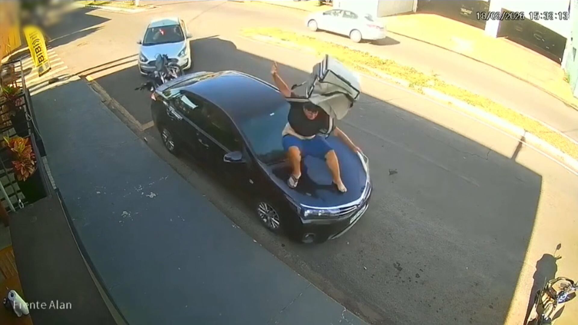 Motociclista gira no ar e cai em pé após colisão no interior de SP; veja