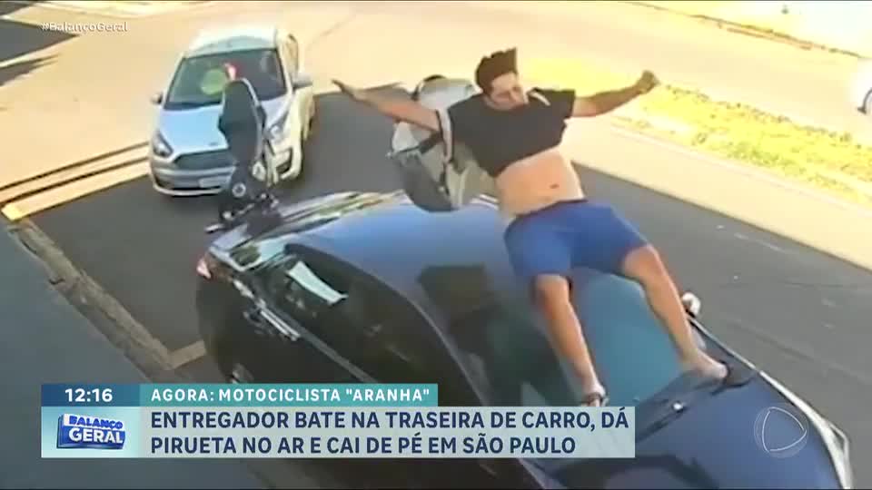 Motociclista escapa ileso após bater em carro no interior de SP