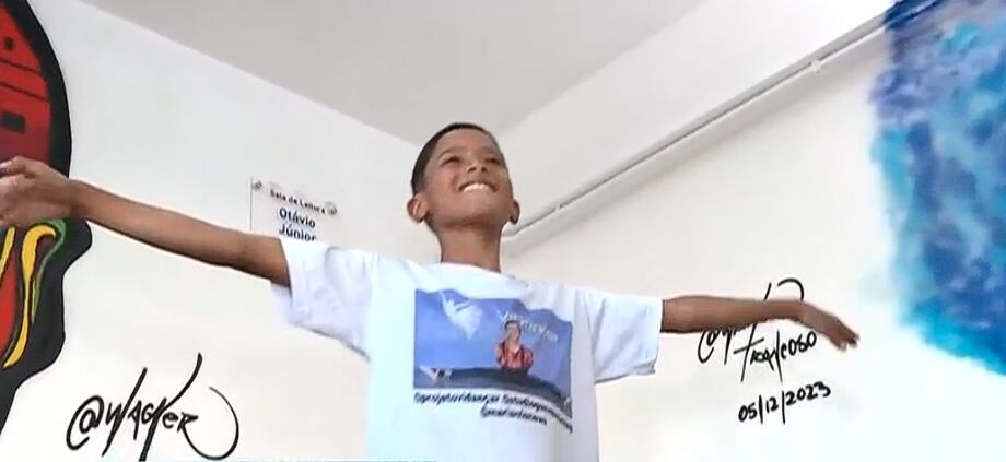 Menino de 10 anos sonha em dançar em Paris e conta com esforço da mãe para seguir no balé