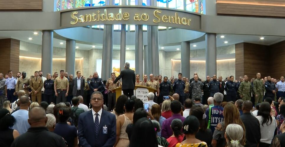 Igreja Universal presta homenagens a agentes de segurança em seus templos