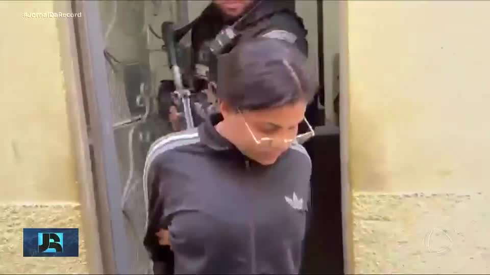 Mulher apontada como braço direito do chefe do tráfico no Complexo de Israel é presa no RJ