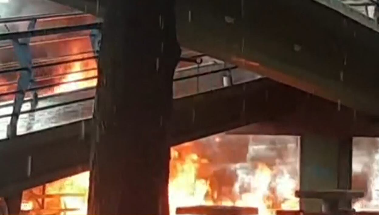 Caminhões incendiados provocam caos na Avenida Brasil durante operação no Complexo de Israel
