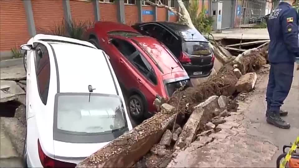 Cratera em Porto Alegre engole três carros estacionados; veja vídeo