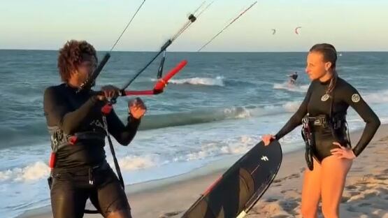 Em cenário paradisíaco no Ceará, sobrinha segue os passos de campeão mundial de kitesurf