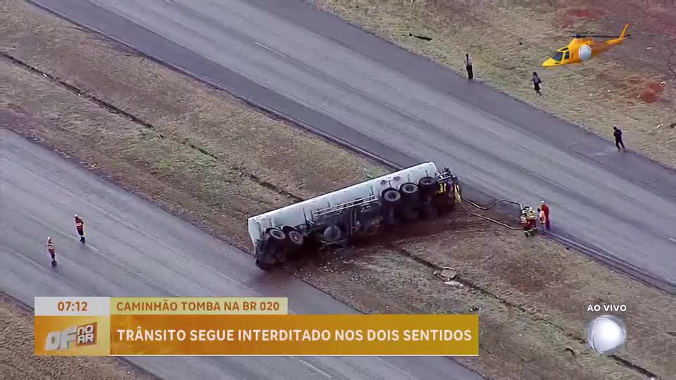 Caminhão-tanque tomba na BR-020, bloqueia rodovia e causa transtornos no trânsito do DF