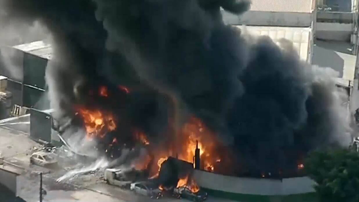 Incêndio de grandes proporções atinge galpão comercial em Guarulhos (SP)