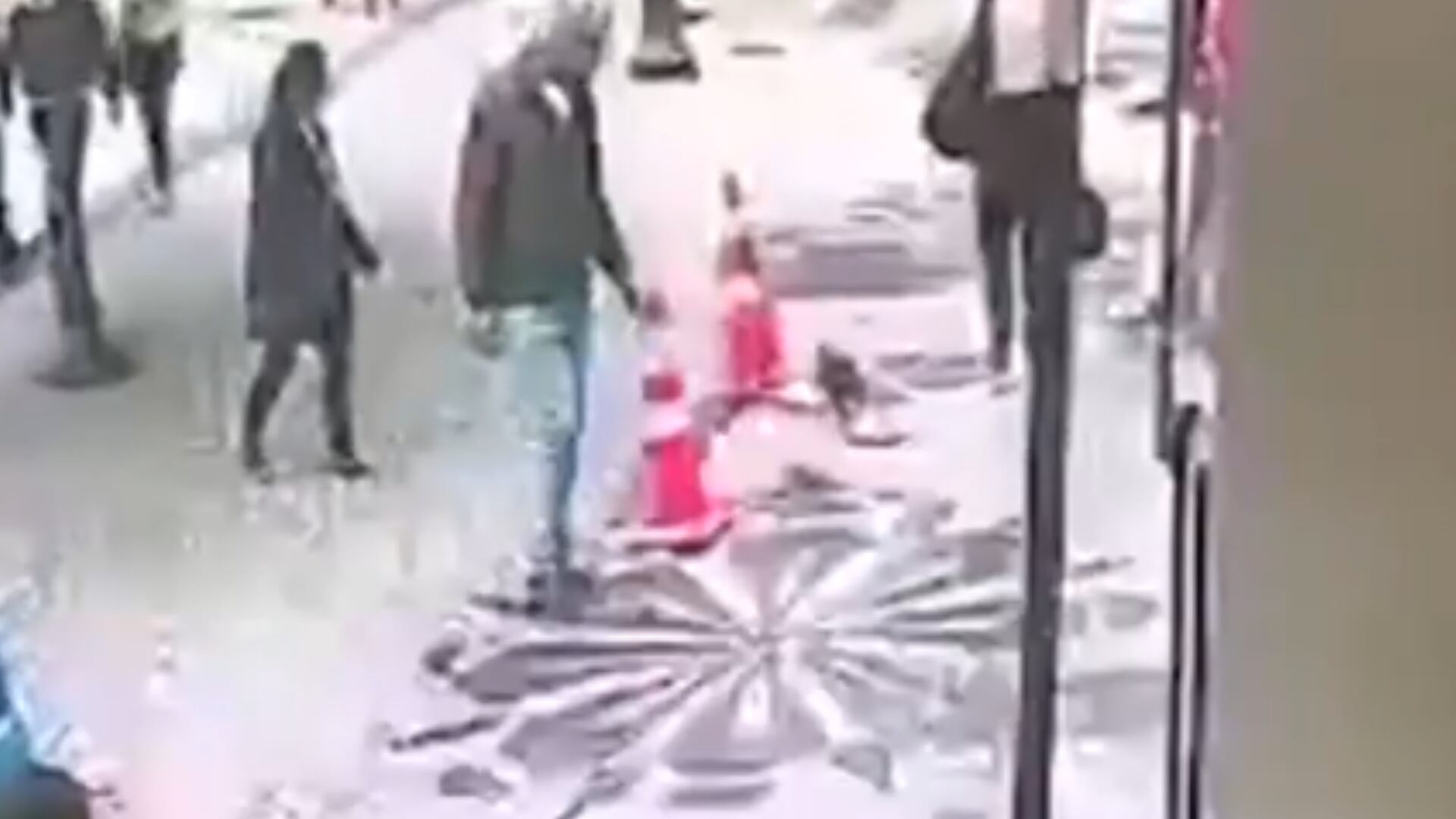 Vídeo: mulher desmaia após cair em bueiro e é salva por pedestres