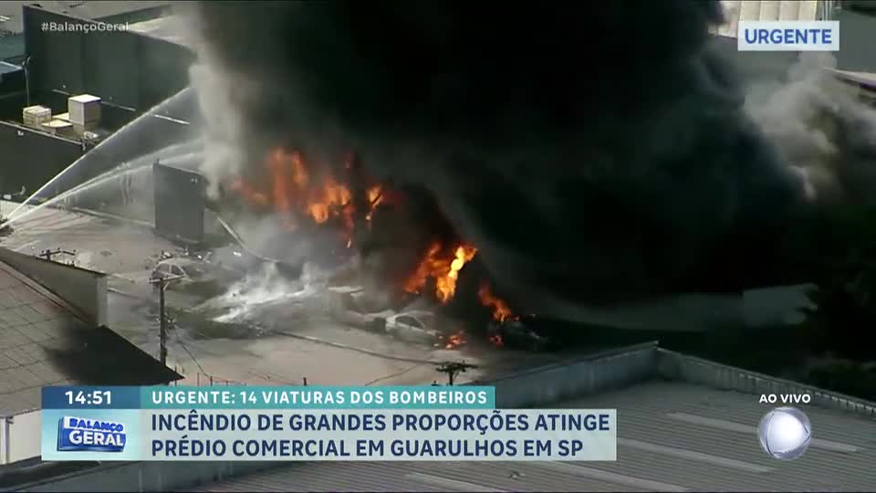Incêndio de grandes proporções atinge prédio comercial em Guarulhos (SP)