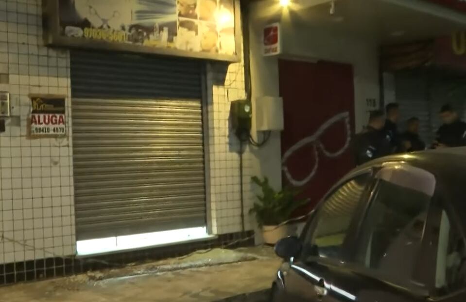 Ex-jogador de futebol e funcionário de barbearia são baleados em ataque no Terreirão no Rio