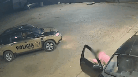 Mulher corre para carro policial para fugir de sequestrador em Corinto (MG); veja vídeo
