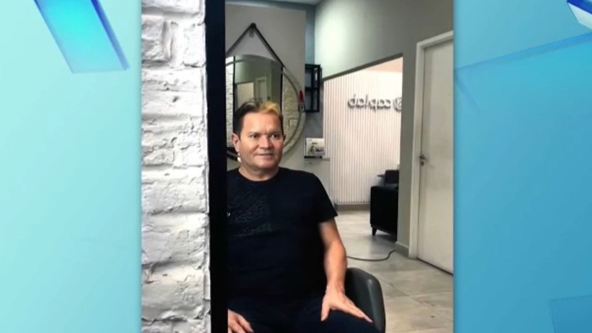 Ximbinha volta com topete loiro que foi marca registrada durante a banda Calypso