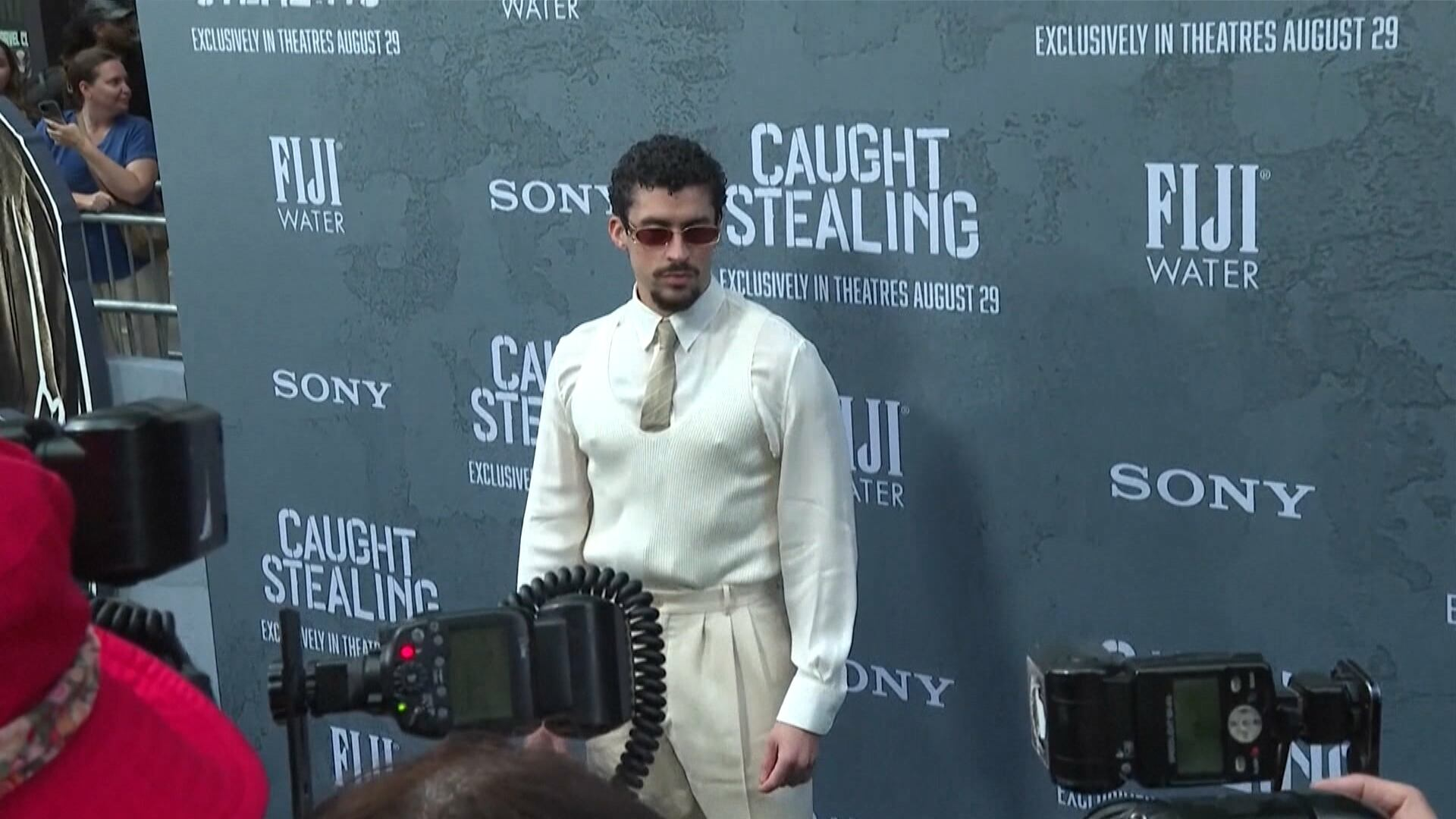 Bad Bunny e outros astros de 'Ladrões' marcam presença no lançamento oficial do filme nos EUA