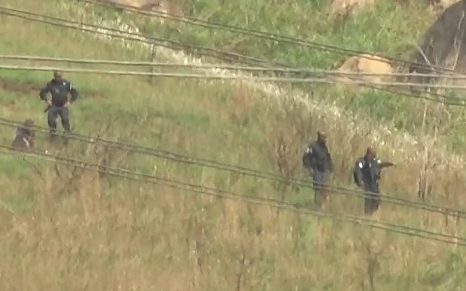 Polícia busca criminosos em área de mata durante operação em Senador Camará, no Rio