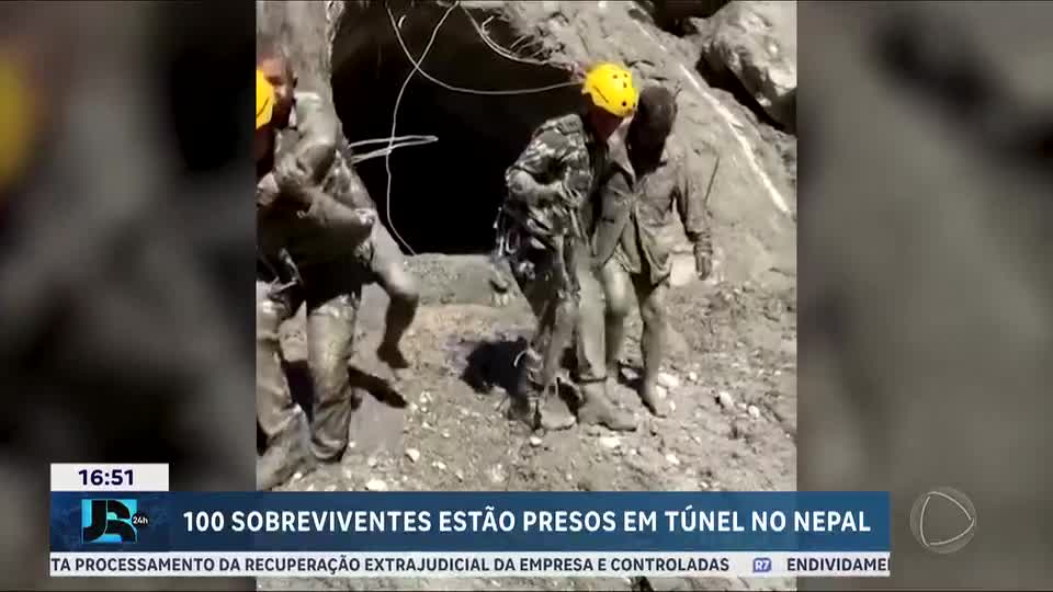 Equipes de resgate usam helicópteros para retirar pessoas presas em túnel após avalanche no Nepal