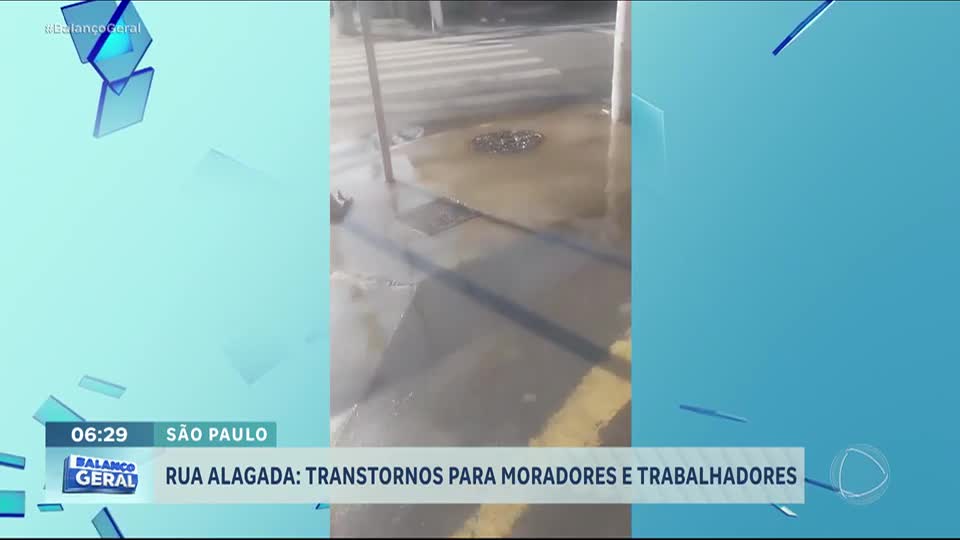Alagamento em frente a lanchonete causa transtornos em São Paulo