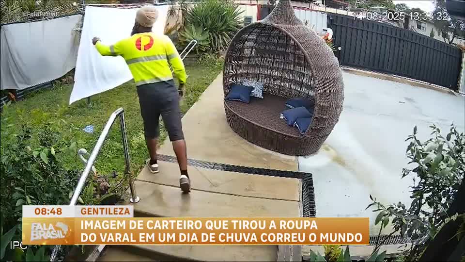 Carteiro na Austrália viraliza ao recolher roupas de varal durante chuva
