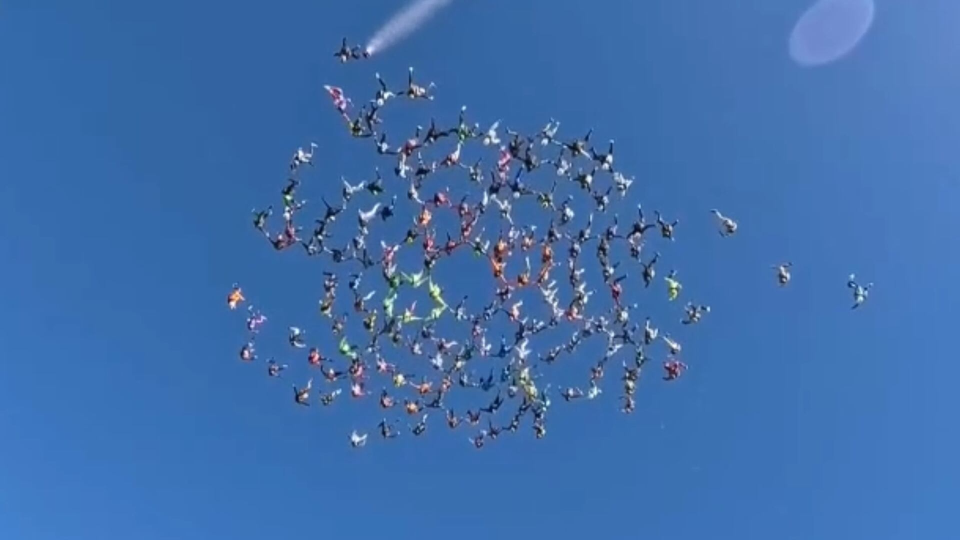 Brasileiro participa de recorde do maior salto de paraquedas em grupo registrado nos EUA