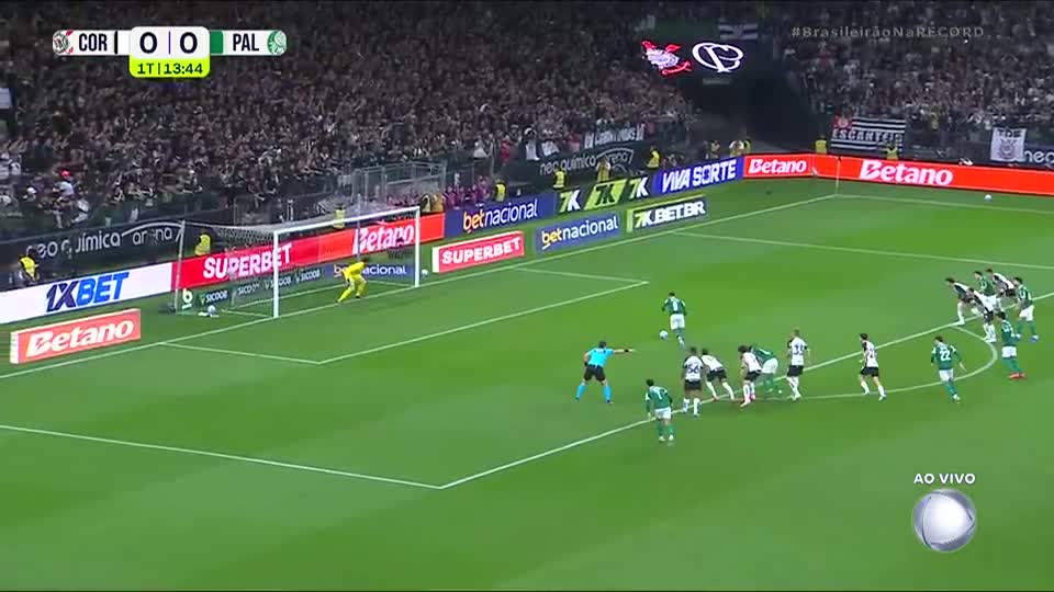 Palmeiras abre o placar com gol de Vitor Roque