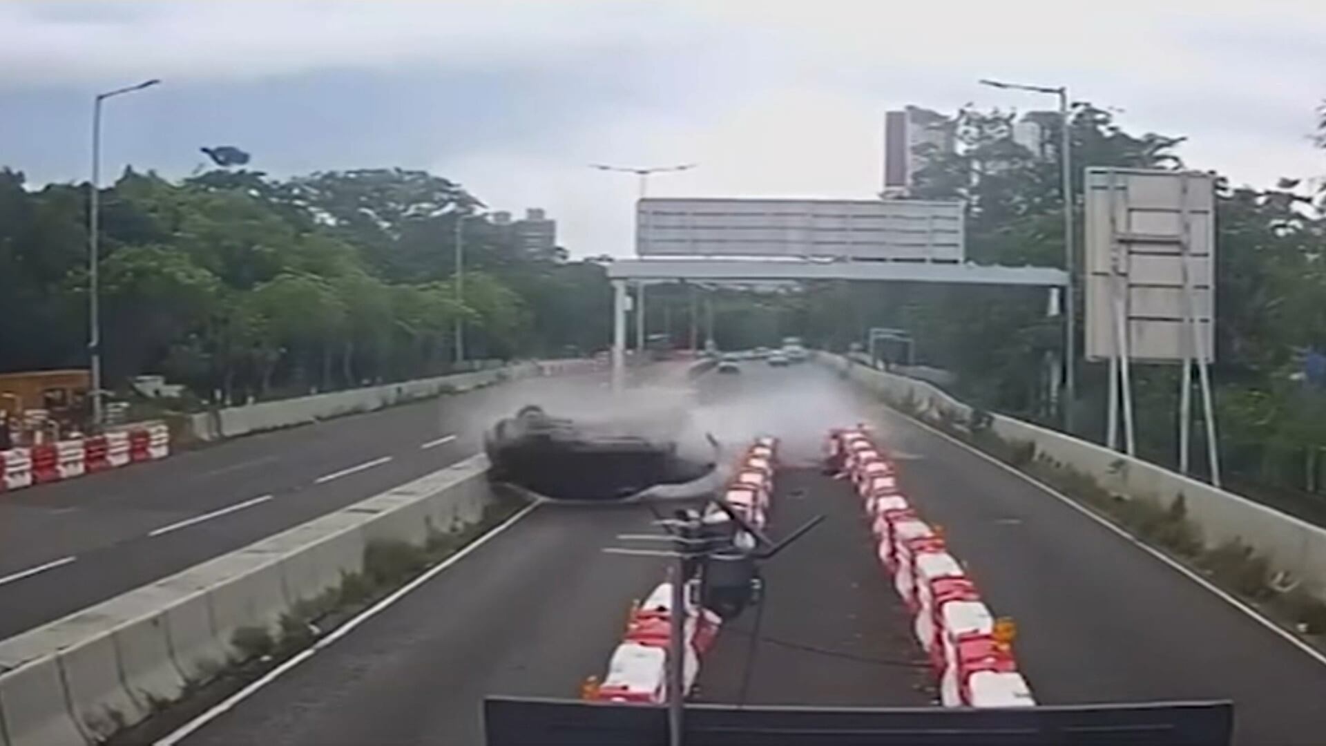 Motorista provoca acidente impressionante em Hong Kong