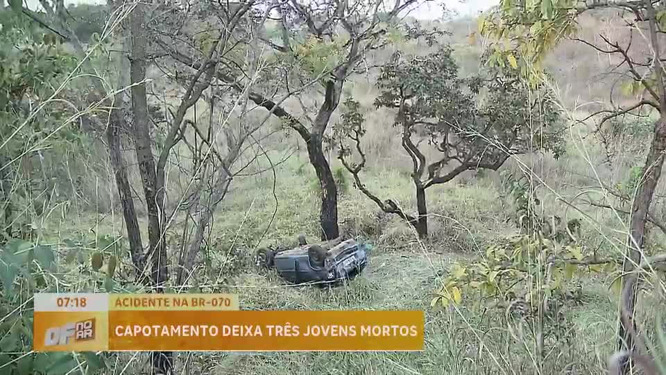 Capotamento na BR-070 deixa três jovens mortos