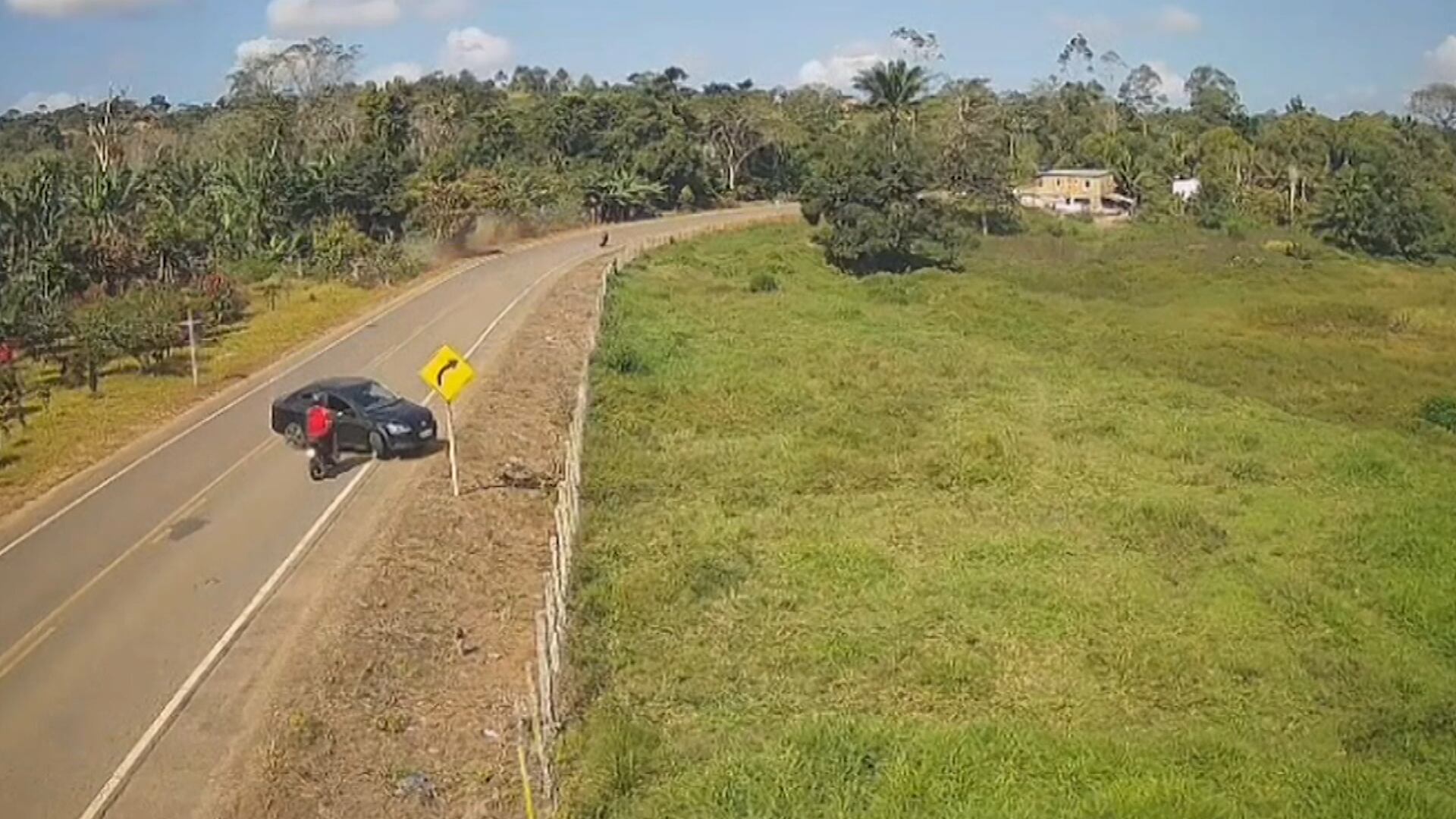 Motorista invade a contramão e é atingido por motocicleta