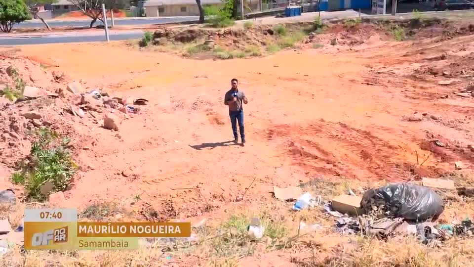 Terreno abandonado vira ponto de descarte irregular de lixo em Samambaia (DF)