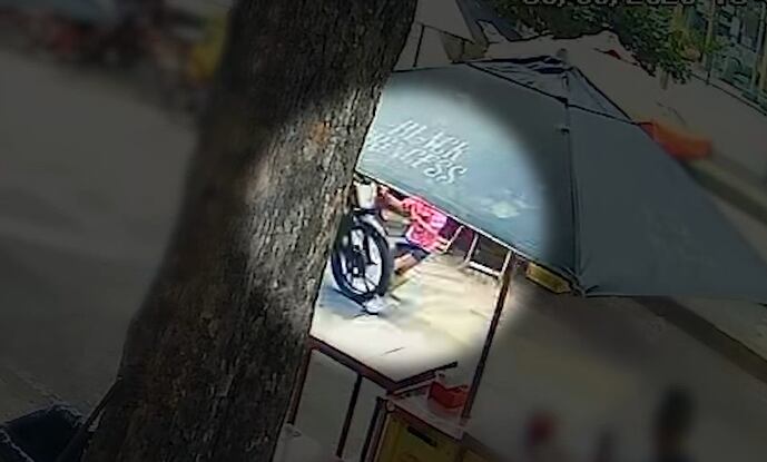 VÍDEO: Menina de 3 anos é atropelada e motociclista foge sem prestar socorro na Tijuca