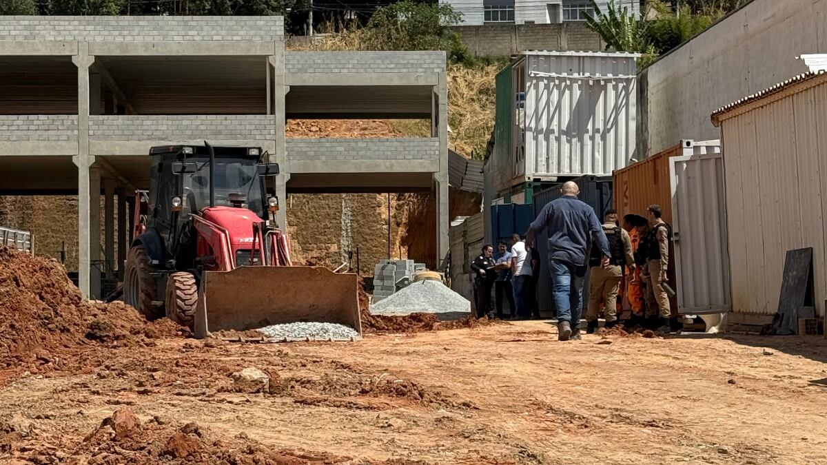 Soterramento em obra de supermercado mata homem e deixa outro ferido na Grande BH