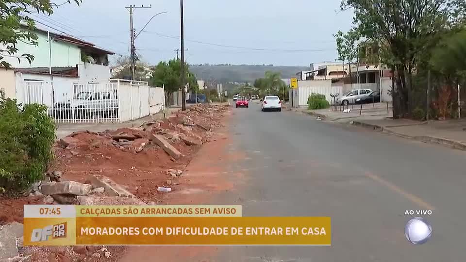 Moradores de Sobradinho 2 (DF) não conseguem entrar em casa por causa de obra