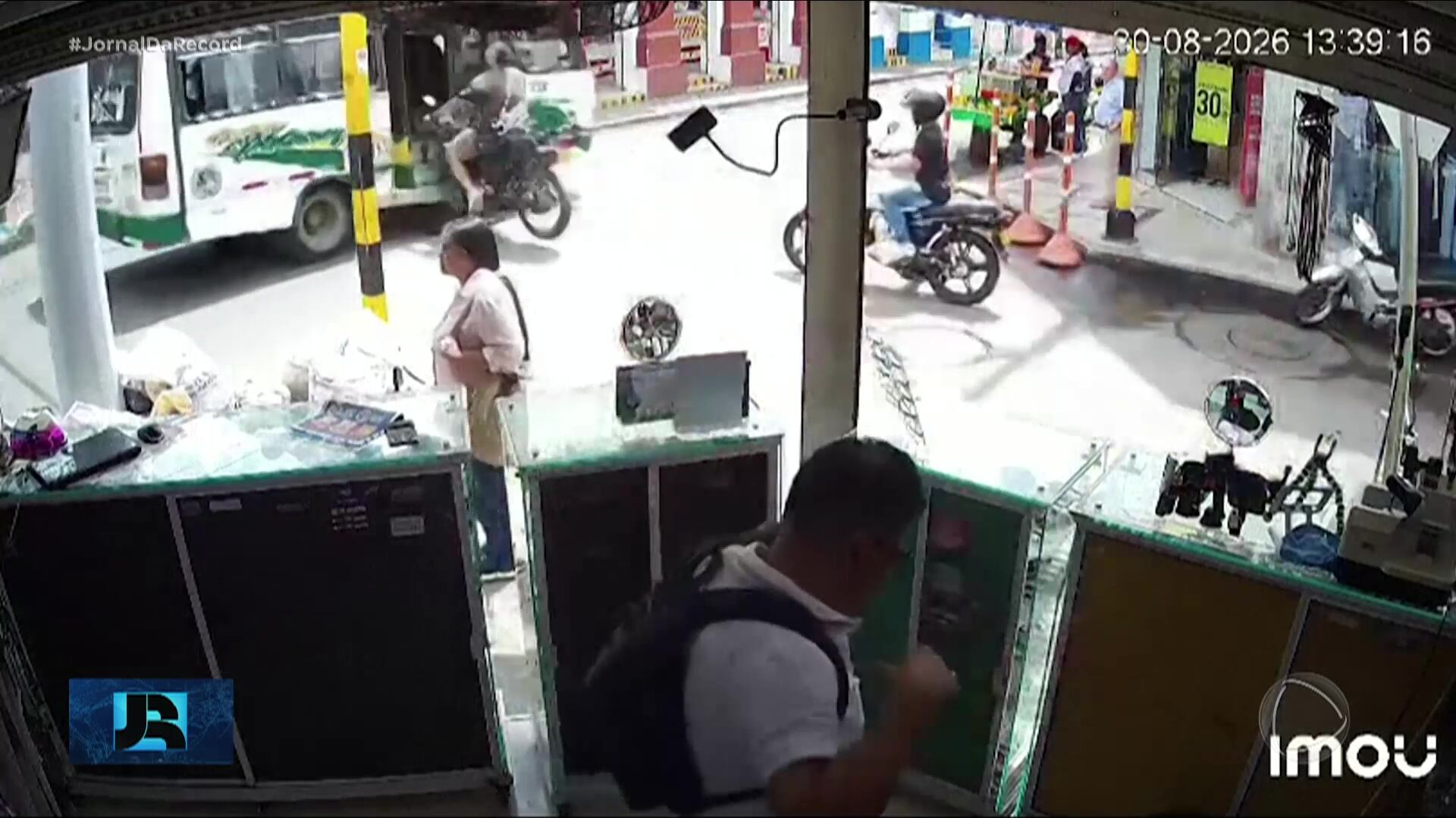Distração de motorista de ônibus salva motociclista de acidente na Colômbia