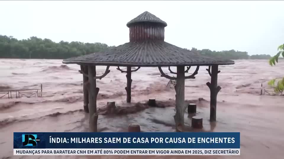 Enchentes deixam milhares de pessoas desabrigadas na Índia