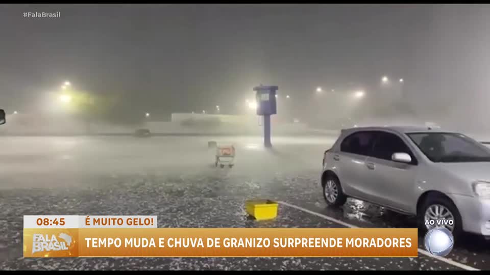Chuva de granizo causa estragos em Vitória da Conquista (BA)