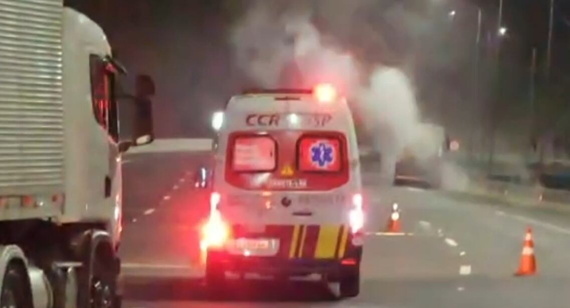 Vazamento de ácido clorídrico de carreta interdita faixas da Via Dutra, em Piraí (RJ)