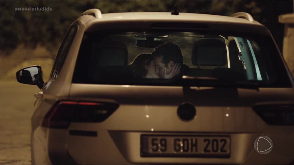 Asya encontra Volkan e Derin em clima de romance com música em que foi pedida em casamento | Iludida