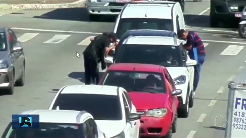 Criminosos se passam por ambulantes para atacar motoristas presos no congestionamento de SP
